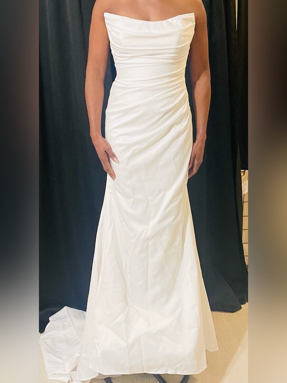 Elegant Strapless White Fitted Wedding Dress